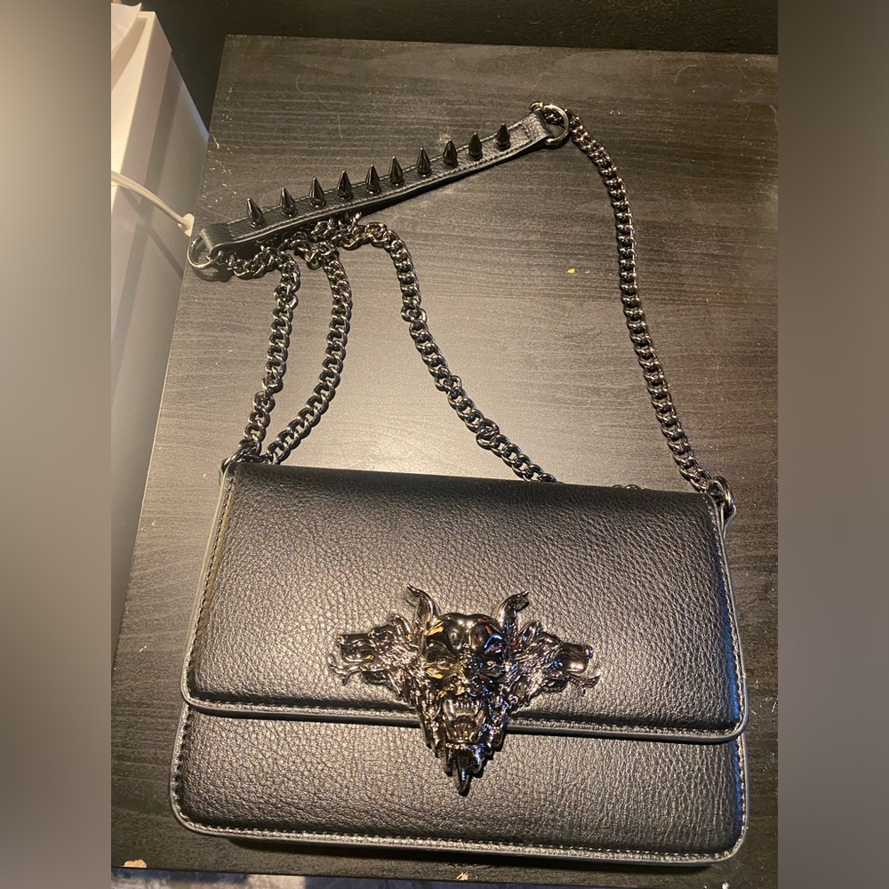 La Femme en Noir gargoyle sculpture cross body bag (Dracula collection)